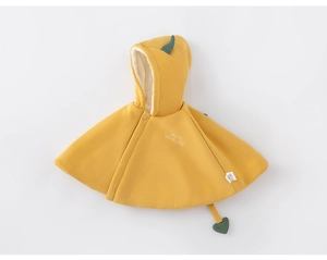 Détail d'une cape à capuche jaune pour bébé avec doublure polaire et cornes mignonnes