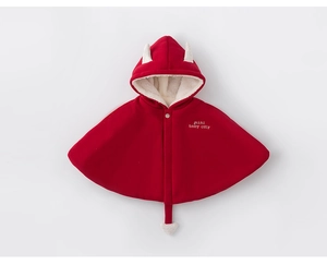 Détail de la cape à capuche rouge pour bébé avec queue en cœur et doublure chaude
