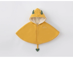 Détail de la cape d'hiver pour bébé montrant la doublure polaire et les broderies