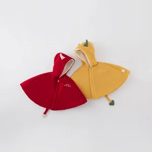 Cape d'hiver à capuche pour bébé, doublée polaire en rouge et jaune avec petits cornes