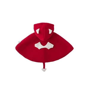 Cape de bébé rouge à capuche avec ailes de diable et queue pour l'hiver