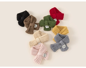 Posa piatta di sciarpe per bambini in maglia spessa con etichette in otto colori vivaci