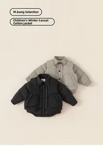 Detail der gepolsterten Winterjacke und Weste für Kinder in Schwarz und Grau Flachlage