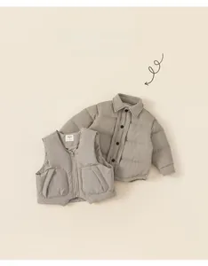 Detailansicht der gesteppten Winterjacke und Weste im Set für Kinder in Salbeigrün