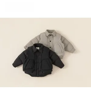Detailansicht der gesteppten Kinder-Wattierungsjacke mit Knopfleiste und Taschen