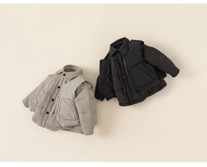 Detail von wattierten Kinderjacken aus Cord mit großen Taschen und geknöpftem Kragen