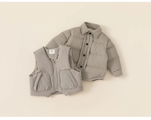 Detailaufnahme des grauen gesteppten Kleinkinder-Sets mit Jacke und Weste in Größe 90