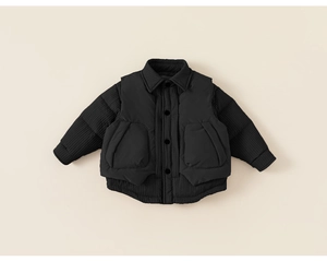 Detailansicht der schwarzen Kinder-Steppjacke mit strukturierten Ärmeln und großen Taschen
