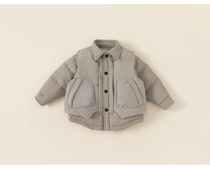 Detailansicht der gesteppten Kinderjacke mit Weste und kontrastierenden Knöpfen