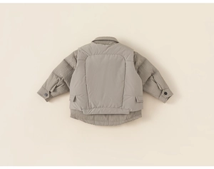 Detailansicht der gesteppten Jungen-Winterjacke mit Strukturstoff und Knopfmanschetten