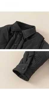 Detailaufnahme von schwarzem Falten-Steppjackenkragen und Knöpfen mit Design-Logo