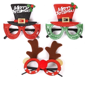 Vista detallada de gafas navideñas con diseños de sombreros de elfo y astas de reno