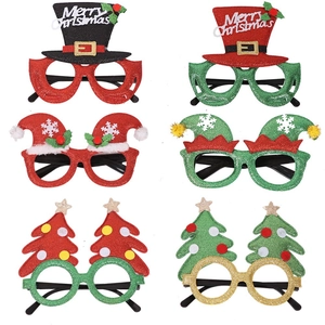 Detalle de las gafas navideñas con purpurina, gorros de Papá Noel y árboles verdes