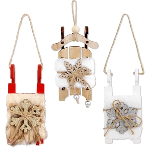 Détail de trois ornements de luge de Noël en bois avec fausse fourrure et flocon de neige