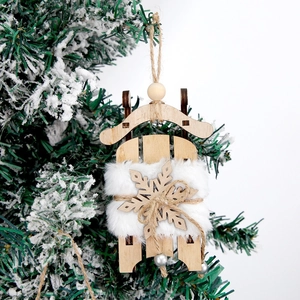 Décoration de traîneau de Noël en bois avec fausse fourrure et flocons sur branche givrée