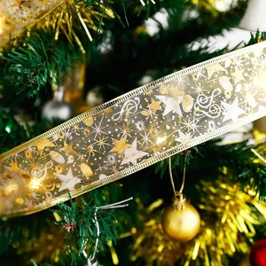 Nahaufnahme von goldenem LED-Band mit Musiknoten um einen Weihnachtsbaum gewickelt