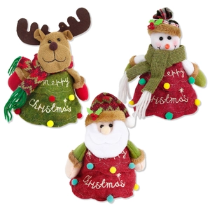 Gros plan sur la broderie Merry Christmas et pompons colorés des poupées de Noël