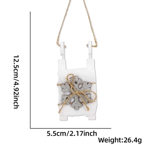 Détail du traîneau en bois blanc avec fourrure, flocon argenté et dimensions du produit