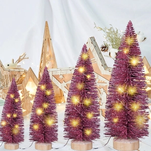 Détail de quatre sapins de Noël en sisal violet avec LED et bases en bois