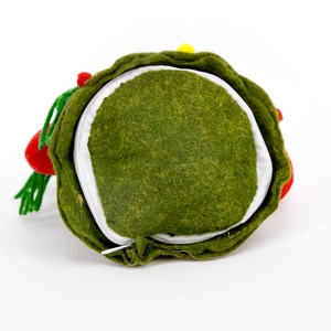 Vue détaillée d'un sac cadeau de Noël en feutre vert avec fermeture éclair et pompons rouges