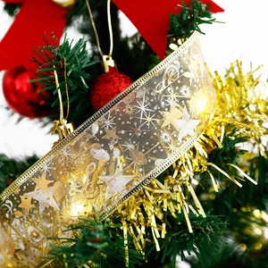 Nahaufnahme vom goldenen LED-Weihnachtsband mit Sternen und Joy-Schriftzug