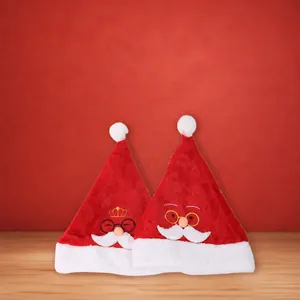 Gedetailleerd overzicht van pluche kerstmanmutsen met cartoonbaard en borduurwerk