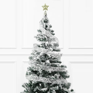 Beleuchteter Weihnachtsbaum mit silbernem Schneeflockenband und goldener Sternspitze