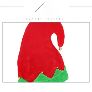 Détail du chapeau de lutin de Noël en velours rouge et vert avec des cloches dorées