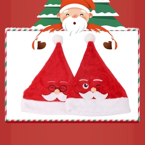Detail van pluche kerstmutsen met geborduurde cartoon kerstman gezichten voor feesten