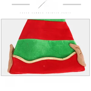 Détail du bonnet de Noël rayé rouge et vert avec paillettes dorées et oreilles en peluche