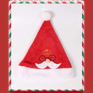 Detailweergave van een zachte pluchen kerstmuts met een cartoonbril en snorontwerp