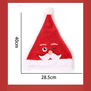 Detail van pluche kerstmuts met afmetingen van 40 cm hoogte en 28,5 cm breedte