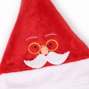 Detail van de Kerstmuts met witte pluche baard en ronde decoratieve bril voor kerstfeest