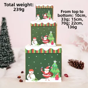 Set di tre scatole regalo di Natale impilate con motivi festivi su tappeto di pelliccia