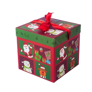 Detalle de caja de regalo de Navidad con dibujos de Papá Noel y lazo de seda roja