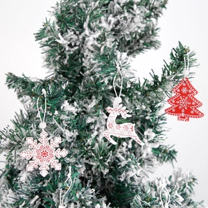 Décorations de Noël en bois avec flocons et rennes pour orner le sapin de fête