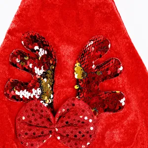 Dettaglio di paillettes rosse su tessuto felpato con retro dorato ed effetto reversibile