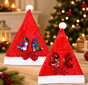 Dettaglio cappelli di Natale con corna di renna in paillettes reversibili e bordo in peluche