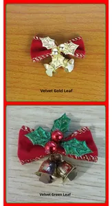 Détails de nœuds de Noël en velours rouge avec feuilles dorées et petites cloches