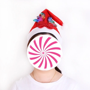 Dettaglio del cappello di Babbo Natale in peluche rosso con corna di renna lucide