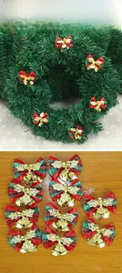 Détail de nœuds de Noël à carreaux rouges et verts avec feuilles dorées sur couronne