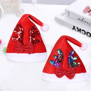 Cappello di Natale con corna di renna e paillettes rosse su morbido tessuto felpato