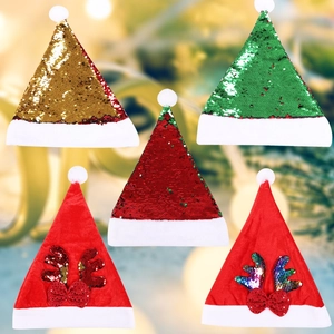 Dettaglio di cappelli di Natale con paillette e bordo in peluche per decorazioni festive