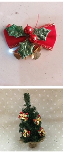Détail d'un nœud de Noël en velours rouge avec feuilles de houx et cloches dorées