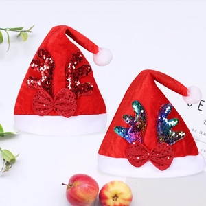Dettaglio dei cappelli natalizi di peluche con paillettes rosse e corna di renna colorate