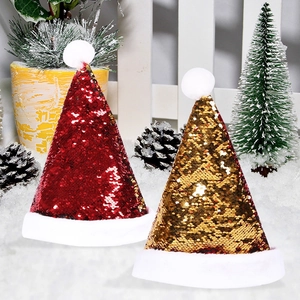 Dettaglio cappelli natalizi con paillettes rosse e oro e finta pelliccia sulla neve