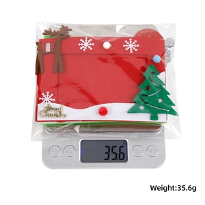Detailed view of a Christmas felt photo frame on a scale showing a weight of 35.6 grams