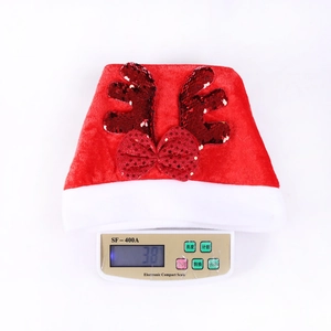 Vista dettagliata del cappello di Natale con corna di renna rosse su bilancia digitale da 38g
