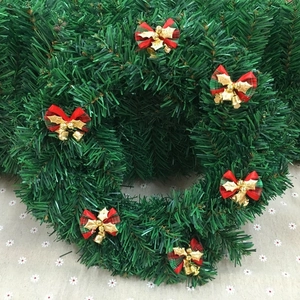 Mini couronne de Noël avec nœuds écossais, cloches dorées et aiguilles de pin vert