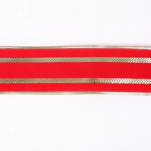 Détail du ruban de Noël en velours rouge avec rayures dorées pour la décoration du sapin
